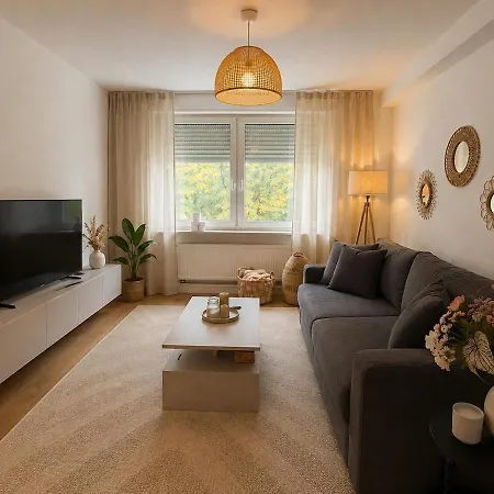 Modernes In Center Apartment *