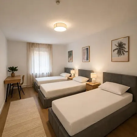 Modernes In Center *